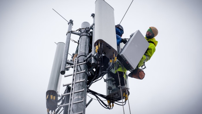 5G-Antenne Telekom mit Mechaniker