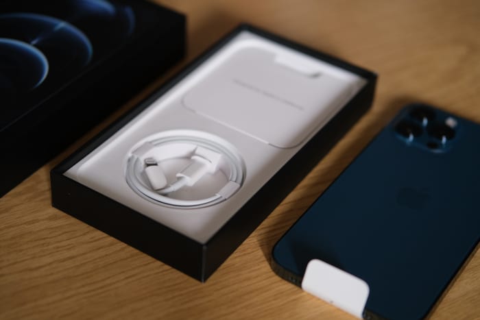 Apple iPhone 12 Pro Max Test - nur noch ein Lightning-Kabel