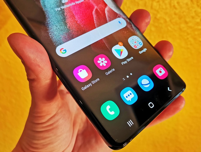 Mit Schwarz und Silber ist das Galaxy S21 Ultra recht dezent gehalten (Bild: Samsung)