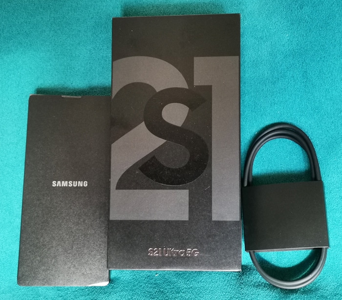 Mit Schwarz und Silber ist das Galaxy S21 Ultra recht dezent gehalten (Bild: Samsung)