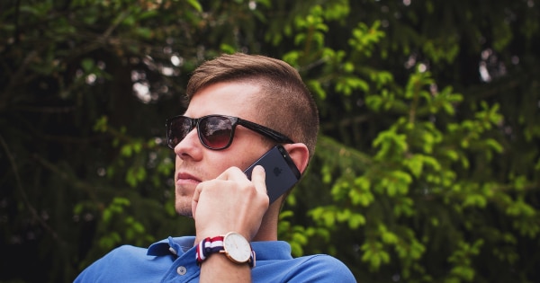Mann mit Smartphone