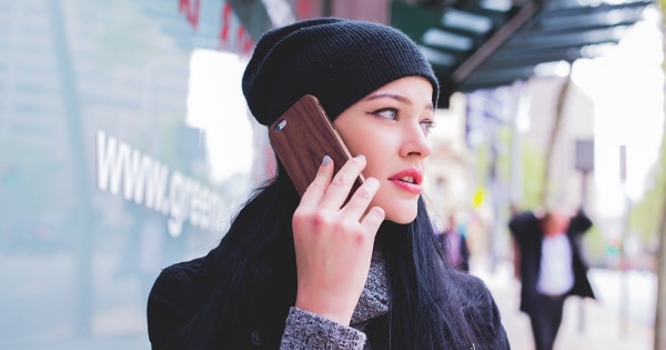 Frau mit Smartphone