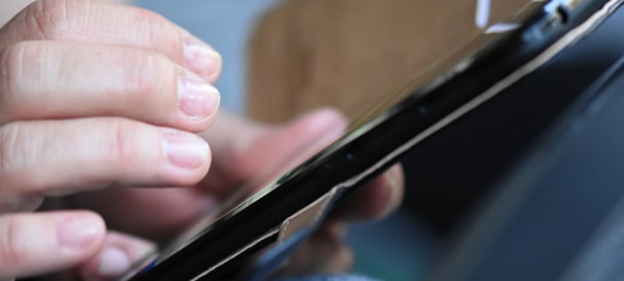 Hand mit Smartphone