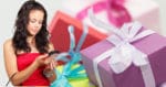 Frau mit Geschenken und Handy
