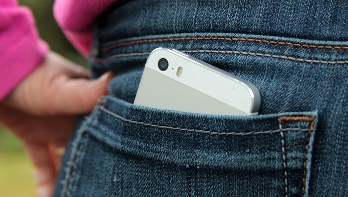iPhone in der Hosentasche