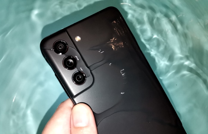 Samsung Galaxy S21 FE im Wasser-Test: Übersteht es den Tauchgang?