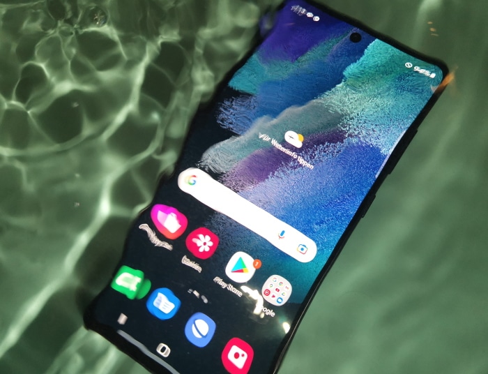 Samsung Galaxy S21 FE im Wasser-Test: Übersteht es den Tauchgang?