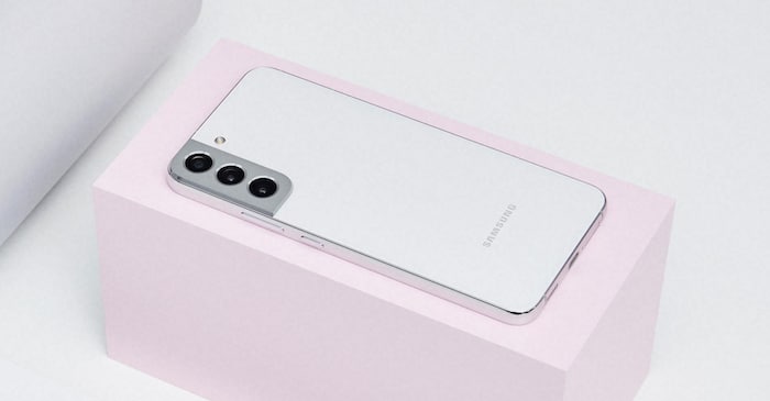 Im Vergleich zum Galaxy S21 (Plus) bringt das Galaxy S22 (Plus) kompaktere Dimensionen mit.