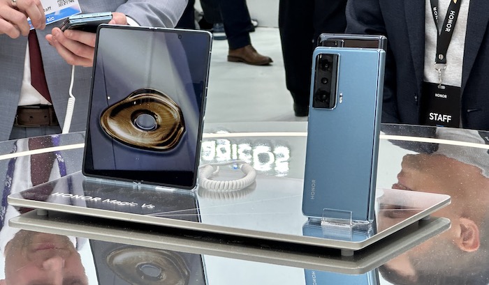 Honor Vs Test Handson MWC23 Design aufgeklappt