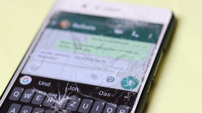 Wenn das Handy nicht geht, kann es auch am Display liegen (Bild: Pixabay @HOCKULUS)