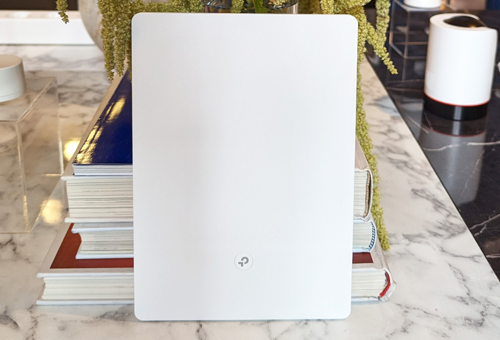 Ultraflacher TP-Link WiFi-6-Router Archer Air R5 angefasst: Mit nur 8-Millimeter ist die Design-Revolution eröffnet