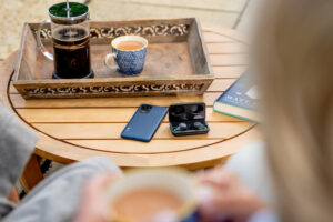 Doro HearingBuds mit Ladeschale und Doro-Handy