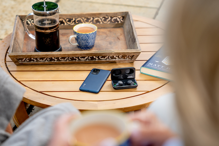 Doro HearingBuds mit Ladeschale und Doro-Handy