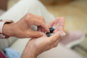 Doro HearingBuds in der Hand