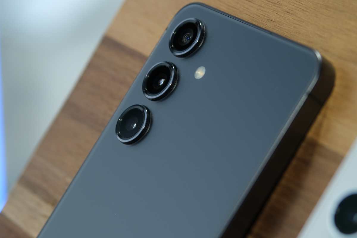 Samsung S24 mit Triple-Kamera und mit Vertrag in den Netzen von Telekom, Vodafone, o2 Telefónica und 1&1