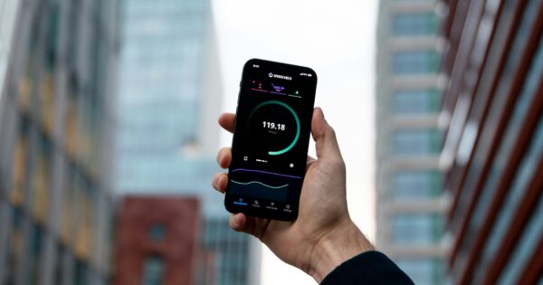 Hand mit Handy und Speedmessung auf dem Display
