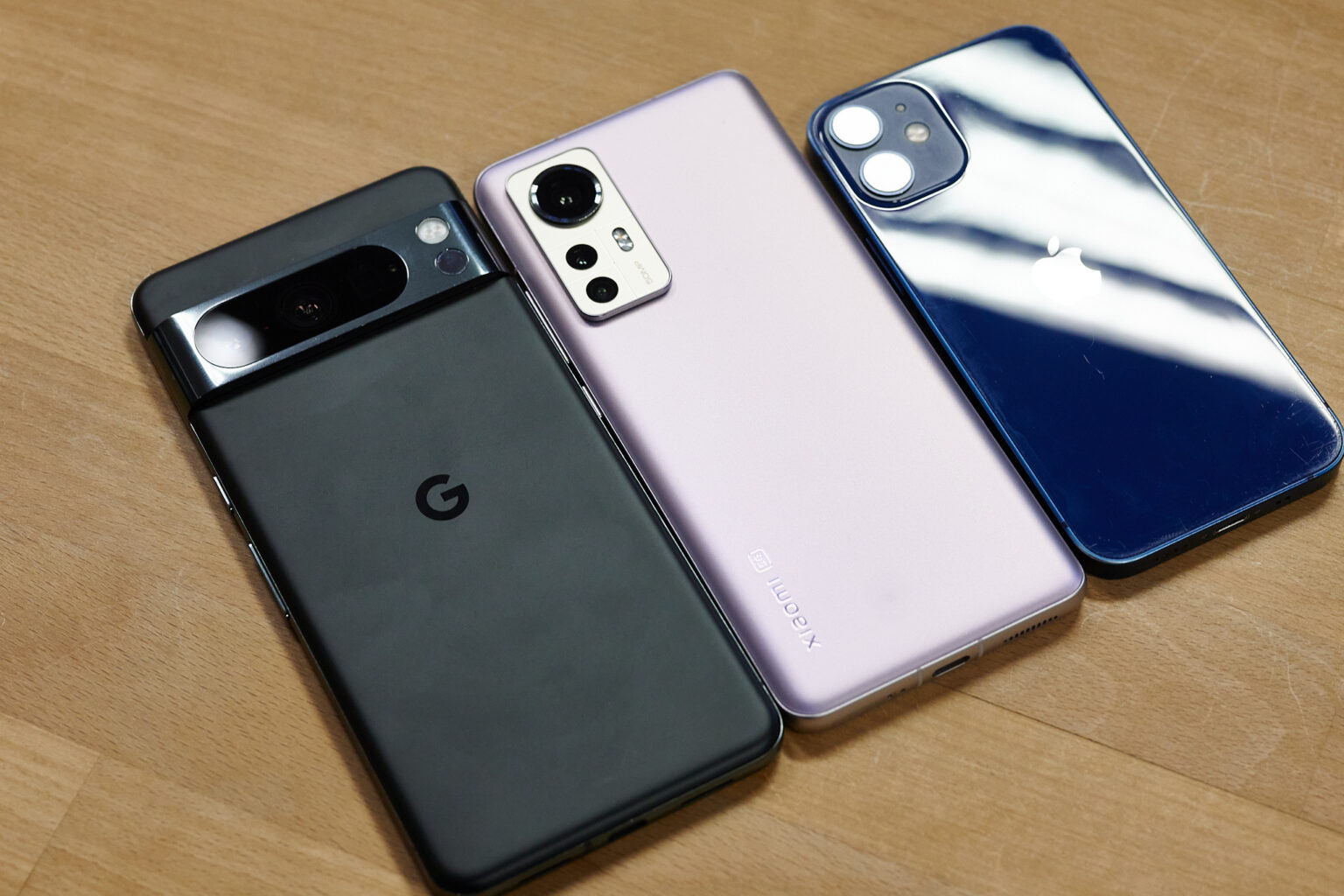 Größenvergleich: Pixel 8 Pro, Xiaomi 12 und iPhone 12 Mini. (Foto: Andreas Sebayang/Handyhase.de)