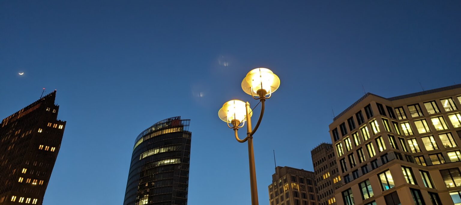 Nahaufnahme einer Straßenbeleuchtung, die im Kamerasystem reflektiert wird. (Foto: Andreas Sebayang/Handyhase.de)