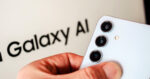 Schriftzug von Galaxy AI auf einem Bildschirm, davor ein Samsung-Smartphone in einer Hand