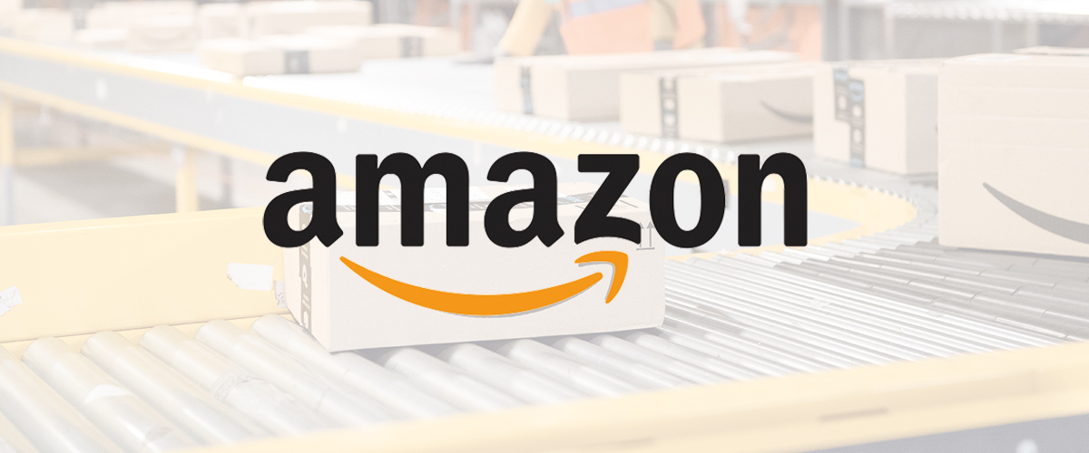 Amazon-Logo vor halbtransparentem Hintergrund eines Warenlagers