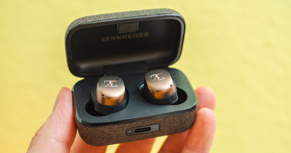 Sennheiser Momentum True Wireless 4 mit offenem Ladecase in einer Hand