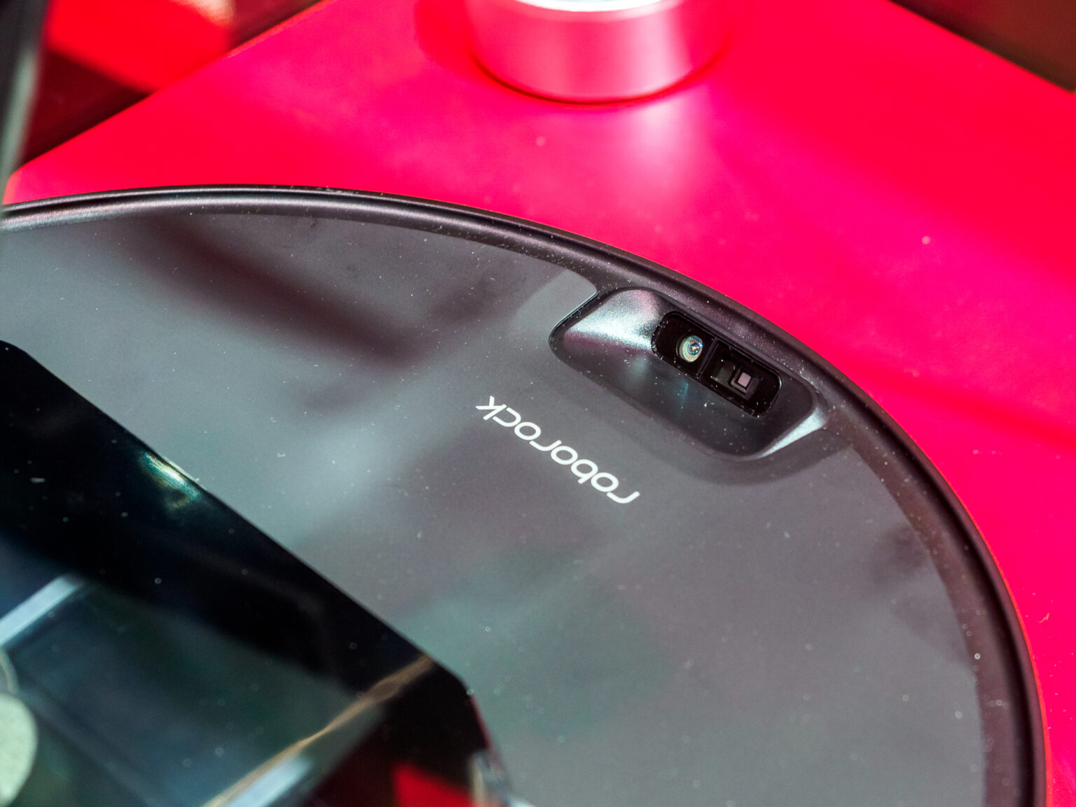 Detailfoto der nach oben schauenden Kamera des Roborock Saros Z70
