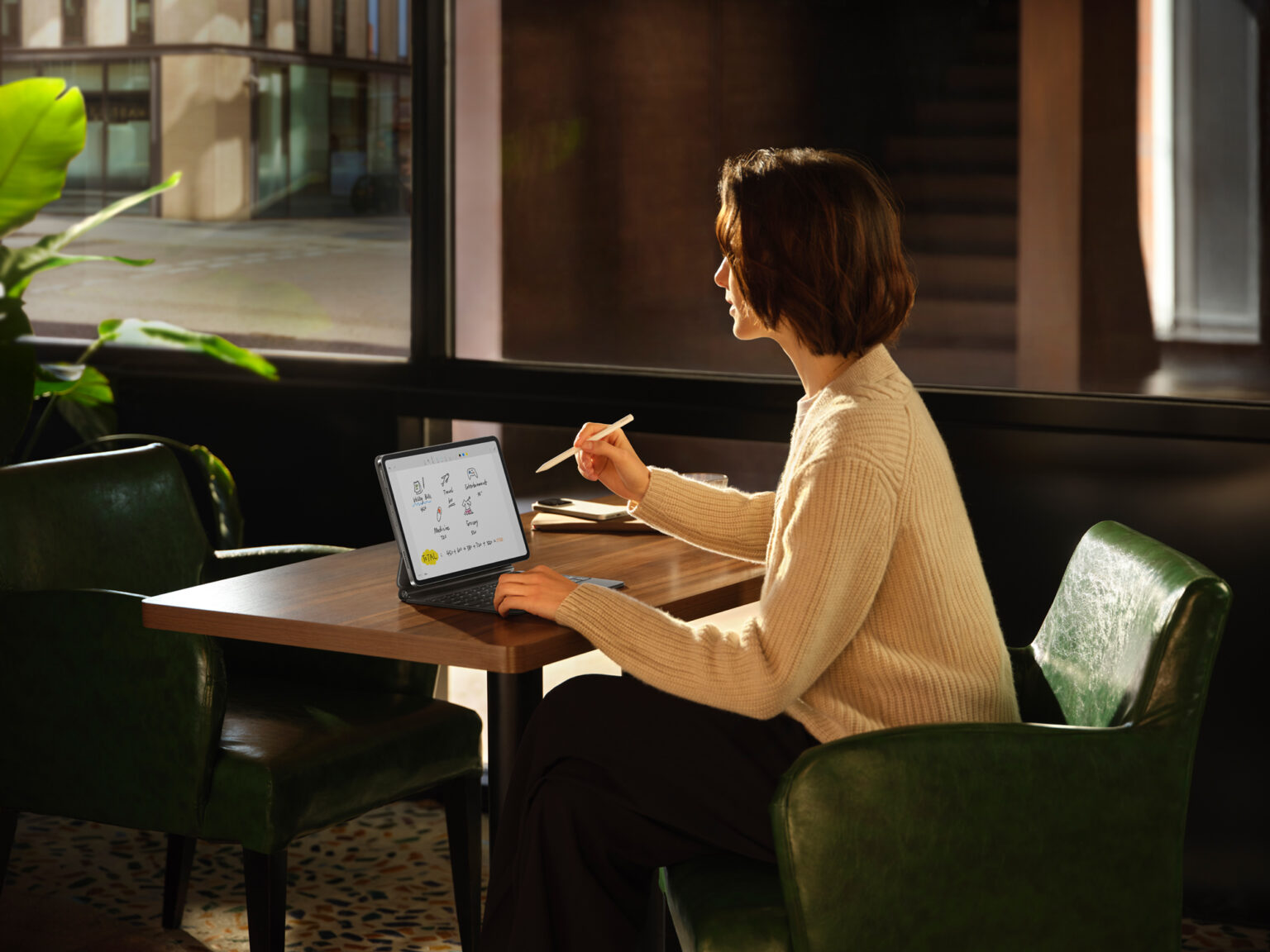 Frau nutzt Xiaomi Pad 7 Pro im Café