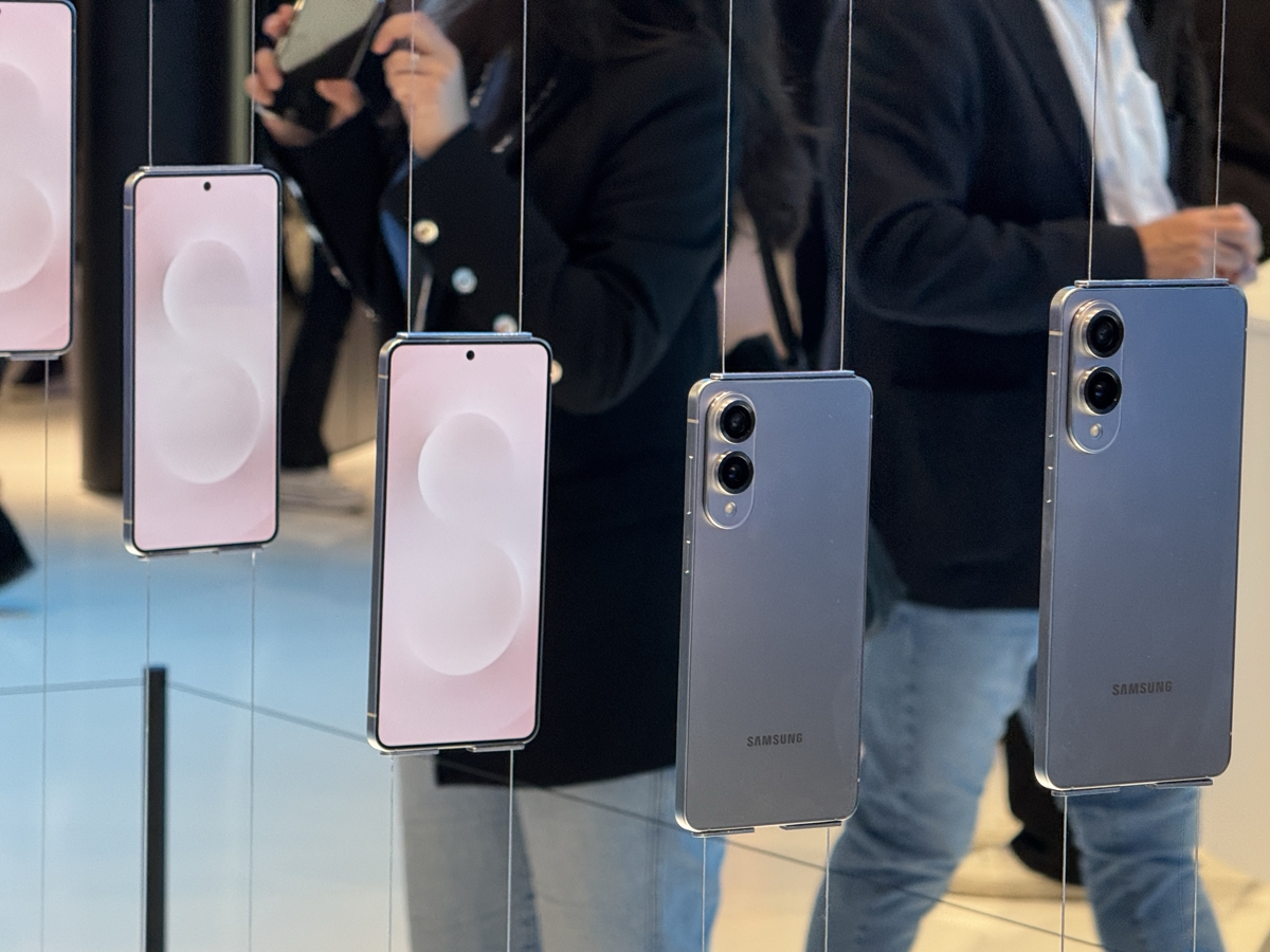 Samsung Galaxy S25 Edge auf dem MWC 2025 mit Vertrag in den Netzen von Telekom, Vodafone, O₂ Telefónica und 1&1