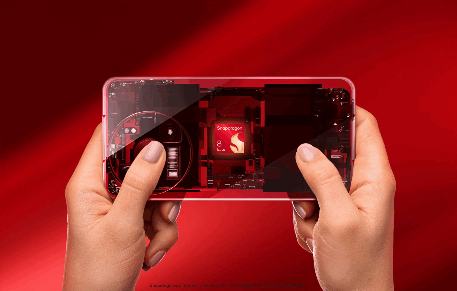 Pseudo-Smartphone wird wie ein Gaming-Handheld gehalten, komplett in Rot gehalten. In der Mitte im transparenten Gehäuse ein stilisierter Snapdragon-Chip.