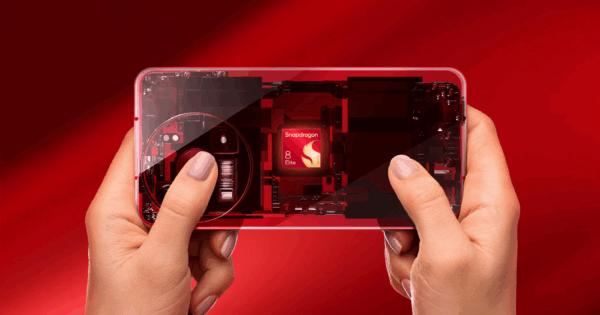 Pseudo-Smartphone wird wie ein Gaming-Handheld gehalten, komplett in Rot gehalten. In der Mitte im transparenten Gehäuse ein stilisierter Snapdragon-Chip.