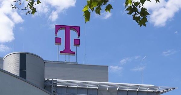 Telekom Logo auf Dach News Teaser