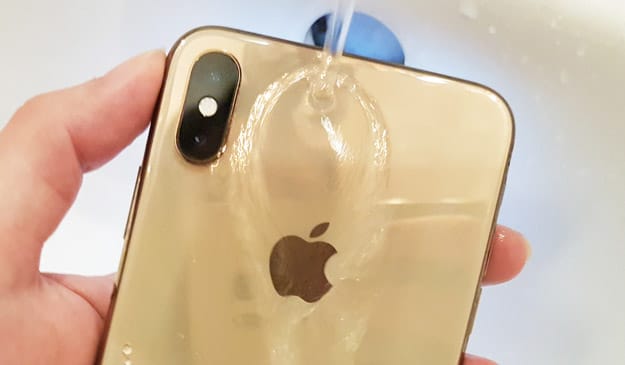 Apple iPhone Xs Max im Wasser Test