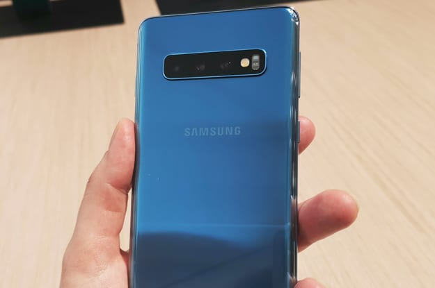 Samsung Galaxy S10 mit Vertra bei Telekom, o2 und Vodafone - mit Triple-Kamera auf der Rückseite und richtig guter Ergonomie (Bild: handyhase.de)