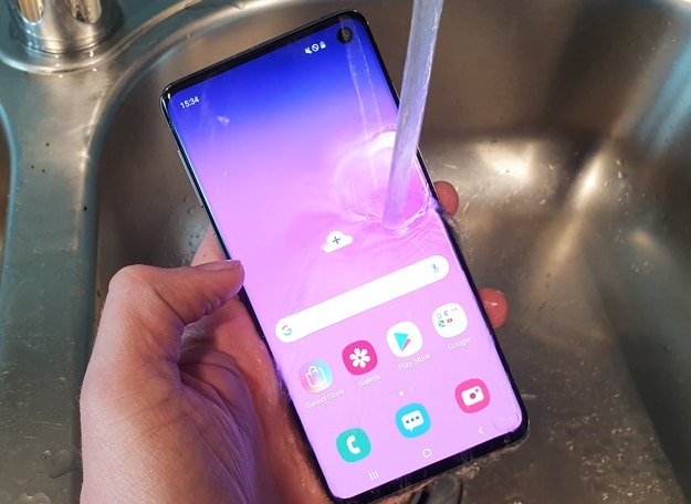 Samsung Galaxy S10 im Wasser-Test: Übersteht das Highend-Smartphone den Tauchgang im Waschbecken?