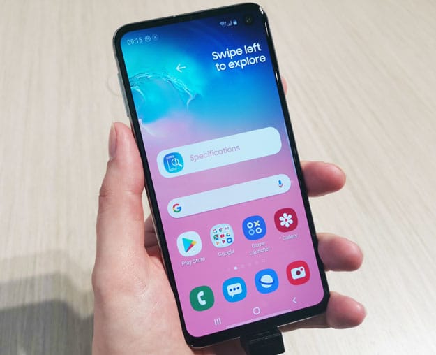 Das Display des Galaxy S10e macht im Test einen ersten guten Eindruck (Bild: handyhase.de)