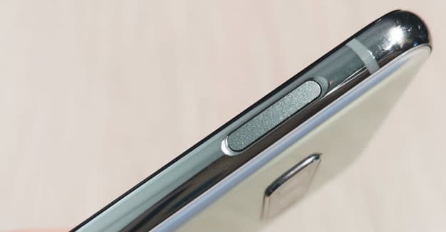 Fingeranbdruckscanner sitzt beim Galaxy S10e im Test seitlich im Rahmen (Bild: handyhase.de)