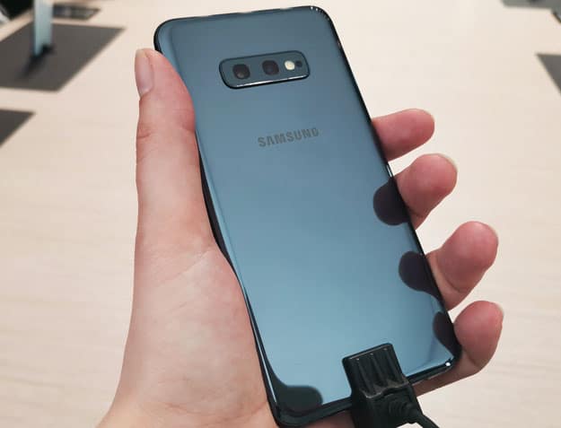Samsung Galaxy S10e Test: Rückseite schimmert und für Fingerabdrücke anfällig (Bild: handyhase.de)